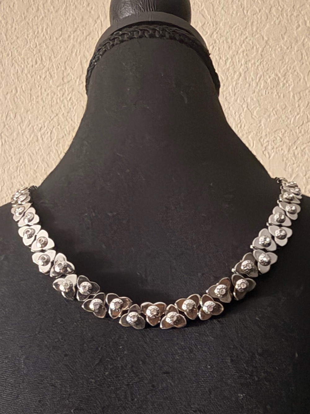 💎Henri Bendel silver-tone floral crystal elastic necklace